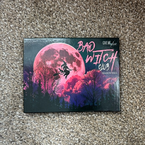 Give Me Glow "Bad Witch Club" eyeshadow palette - Picture 2 of 12